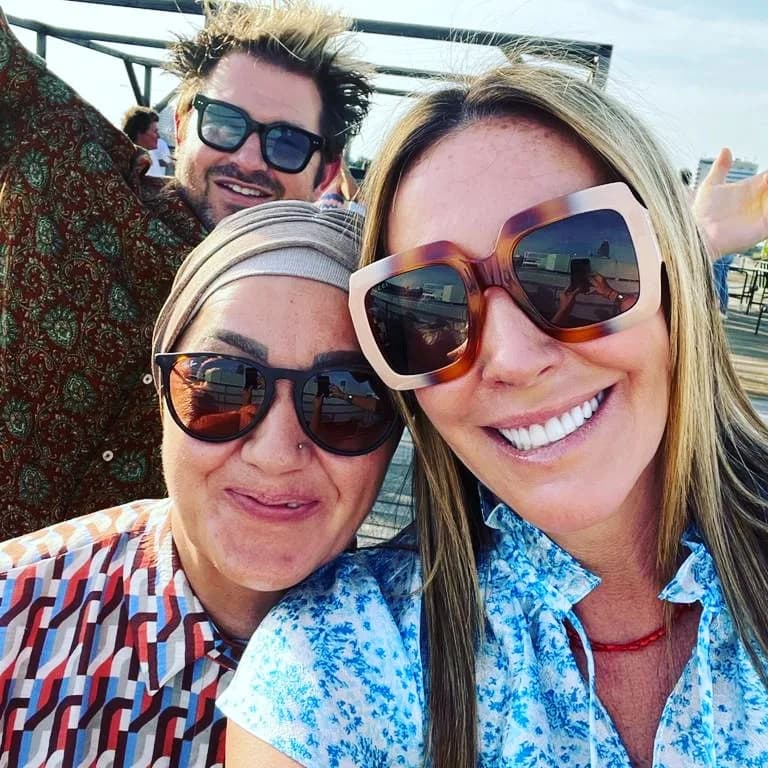 Güneşli bir günde açık havada gülümseyerek selfie çeken üç kişi